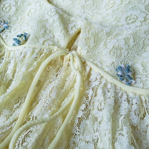 Vintage Robe | Peignoir | Canary Yellow Lace - Picture 4 of 4